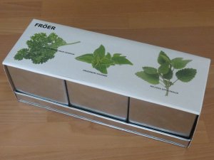 Ikeás fűszernővények a dobozban - remélem ilyen szépek lesznek nagykorukban :)