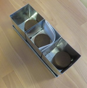 A doboz tartalma: földkorong, magok és használati utasítás. Izgi.