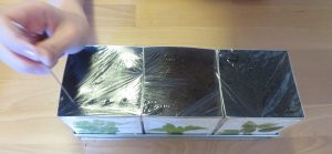 Ikeás fűszernővények frissentartó fóliával lefedve - épp szúrkálom